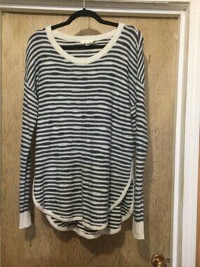 Treasure & Bond blue and white stripe lightweight sweater size large rounded hem
